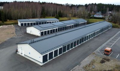 Vuokravarastot Ahertajankuja 7 Järvenpää. Lämmityksestä huolehtii 76 kW aurinkovoima akustolla.